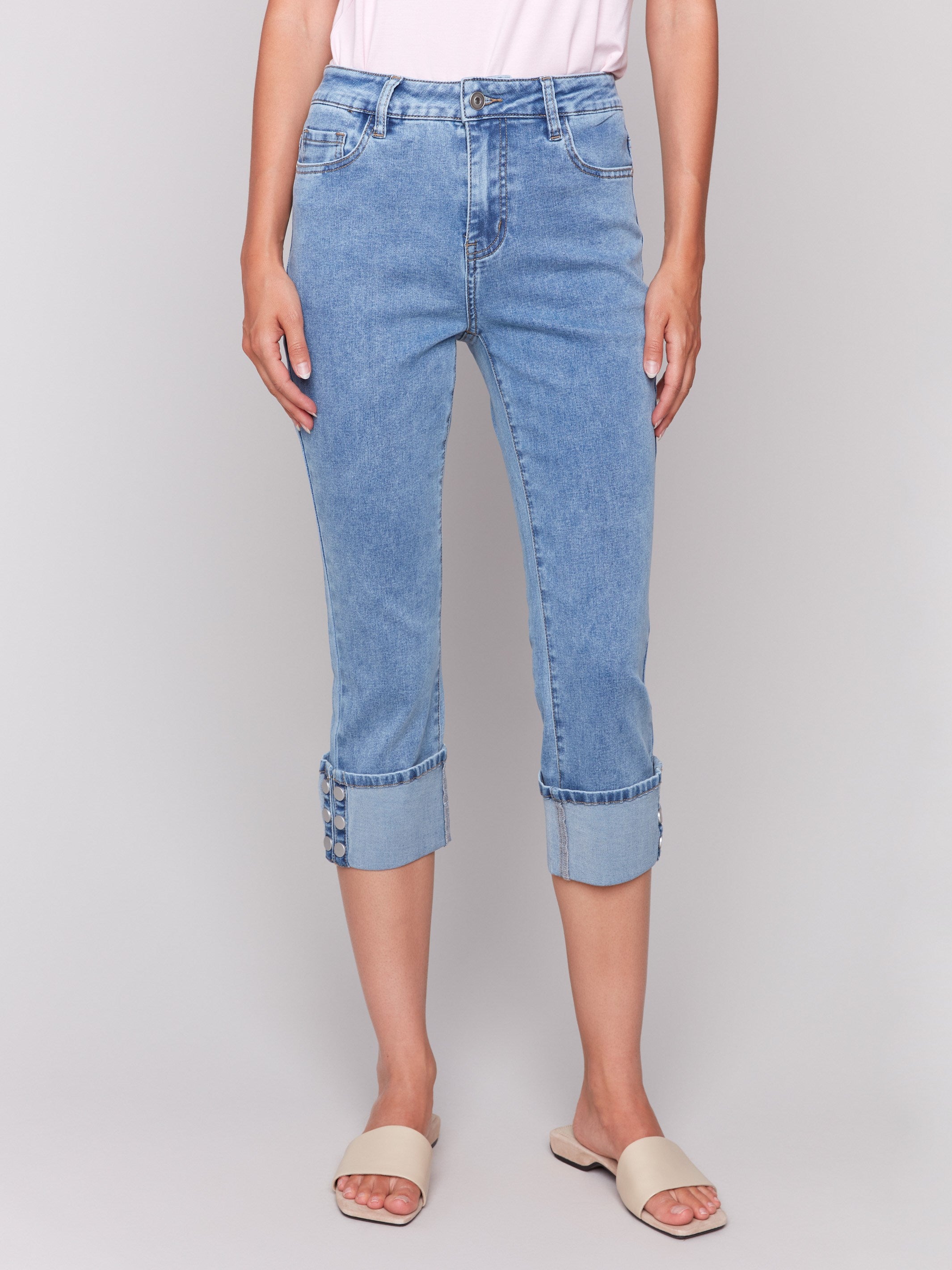 Cropped length jeans with a five-pocket design by Charlie B.