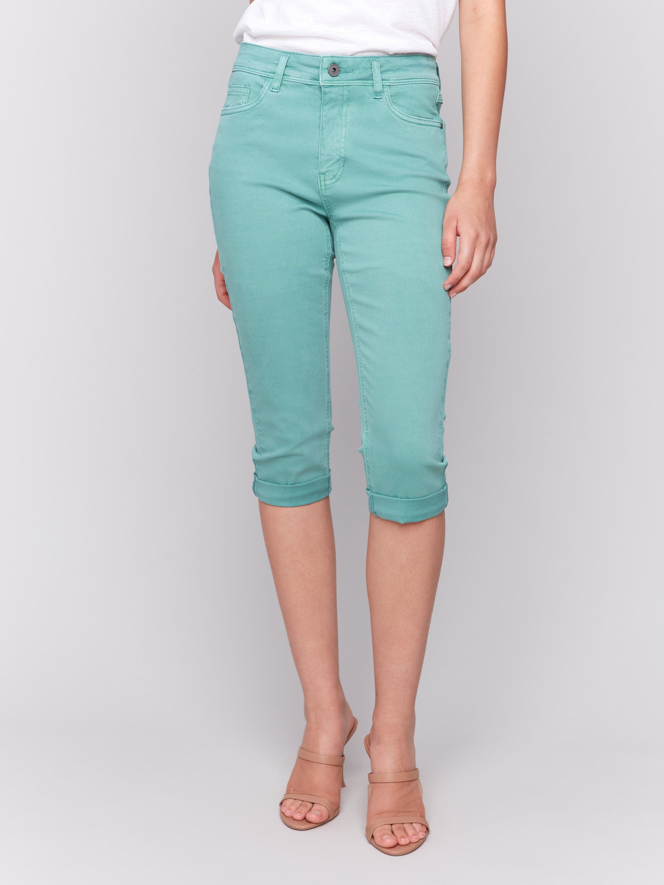 Green pedal pusher pants in cropped length with a classic five-pocket design by Charlie B.